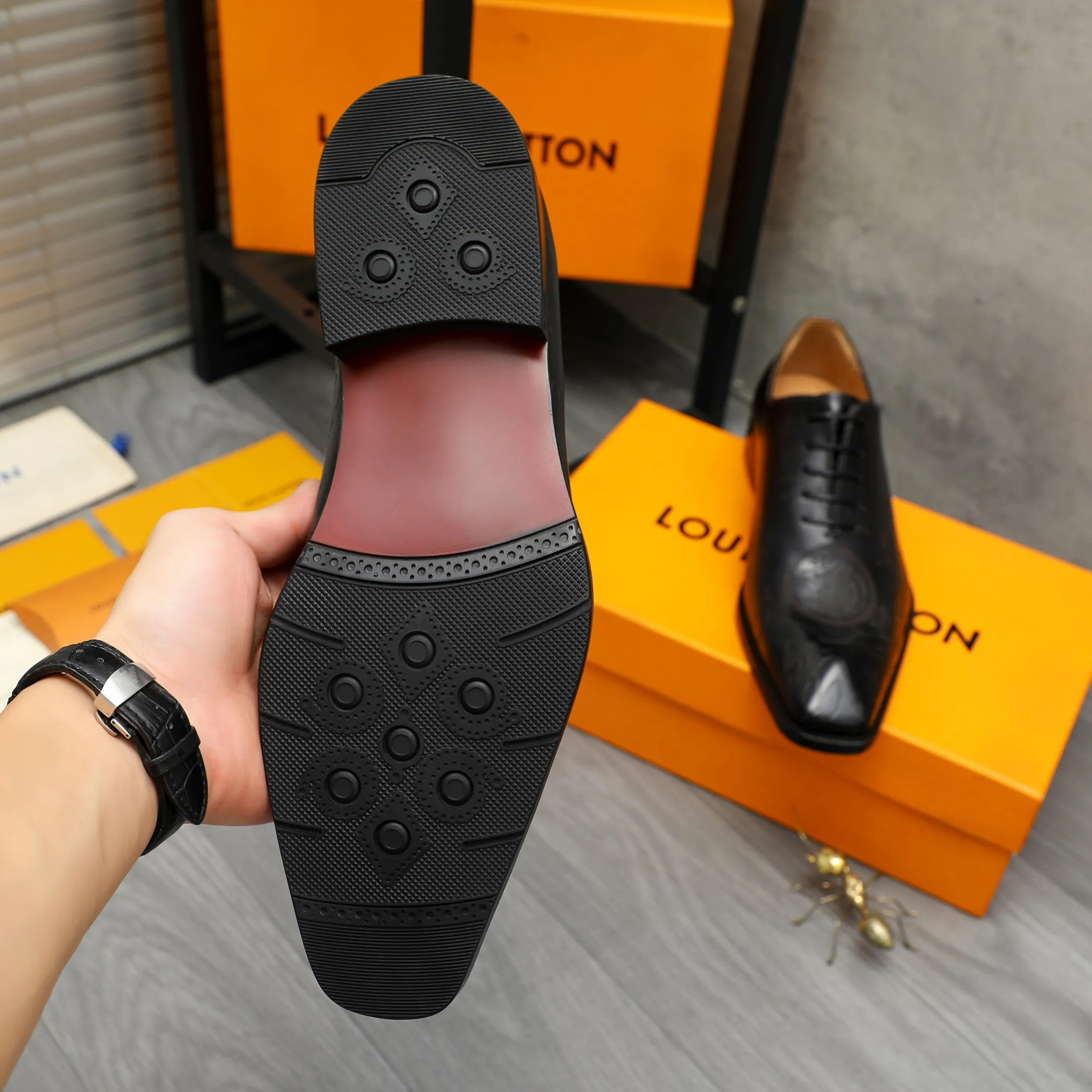 Men's shoes 💰580 Product trademark: LV "Louis Vuitton" business lace-up formal leather shoes Regular size: 37-46 Product materials: Selected carved cowhide upper, pigskin lining, rubber outsole